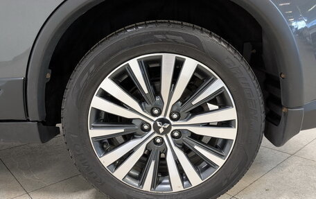 Mitsubishi Outlander III рестайлинг 3, 2019 год, 2 350 000 рублей, 18 фотография