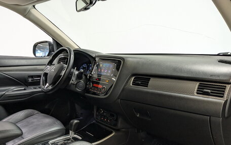 Mitsubishi Outlander III рестайлинг 3, 2019 год, 2 350 000 рублей, 11 фотография