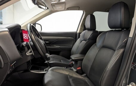 Mitsubishi Outlander III рестайлинг 3, 2019 год, 2 350 000 рублей, 20 фотография