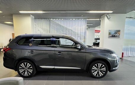 Mitsubishi Outlander III рестайлинг 3, 2019 год, 1 565 000 рублей, 4 фотография