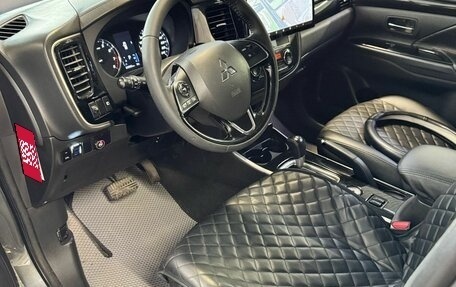Mitsubishi Outlander III рестайлинг 3, 2019 год, 1 565 000 рублей, 10 фотография