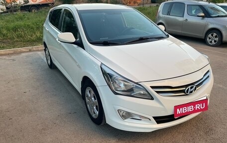 Hyundai Solaris II рестайлинг, 2015 год, 1 300 000 рублей, 2 фотография