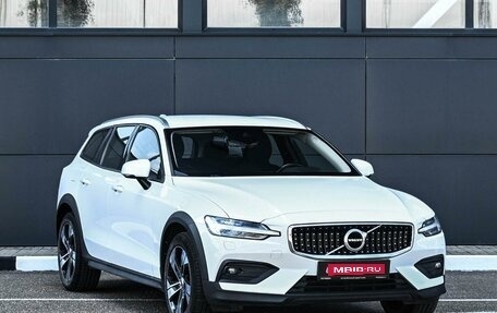 Volvo V60 Cross Country II, 2019 год, 2 434 000 рублей, 1 фотография
