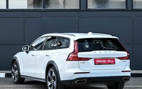 Volvo V60 Cross Country II, 2019 год, 2 434 000 рублей, 2 фотография