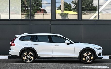 Volvo V60 Cross Country II, 2019 год, 2 434 000 рублей, 5 фотография