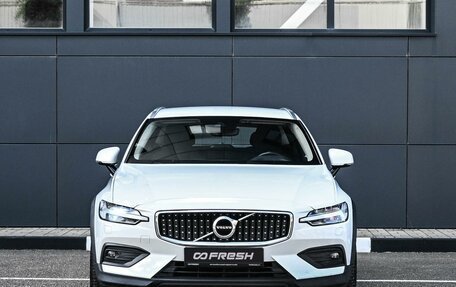 Volvo V60 Cross Country II, 2019 год, 2 434 000 рублей, 3 фотография