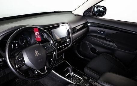 Mitsubishi Outlander III рестайлинг 3, 2021 год, 2 299 000 рублей, 10 фотография