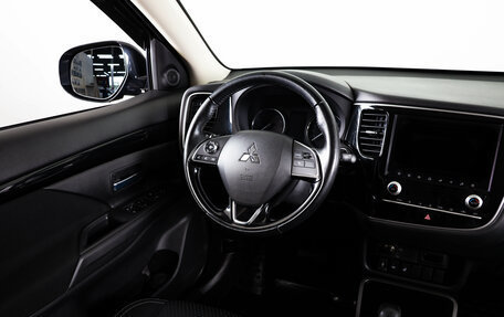 Mitsubishi Outlander III рестайлинг 3, 2021 год, 2 299 000 рублей, 14 фотография