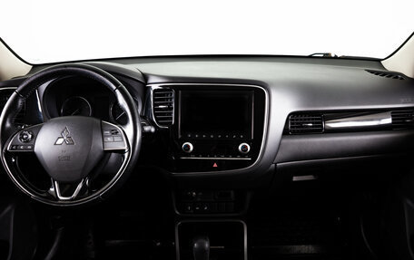 Mitsubishi Outlander III рестайлинг 3, 2021 год, 2 299 000 рублей, 15 фотография