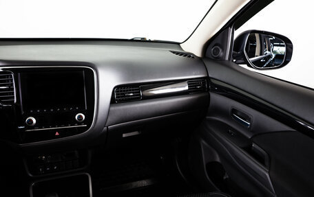 Mitsubishi Outlander III рестайлинг 3, 2021 год, 2 299 000 рублей, 16 фотография