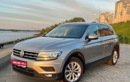 Volkswagen Tiguan II, 2017 год, 2 445 000 рублей, 2 фотография