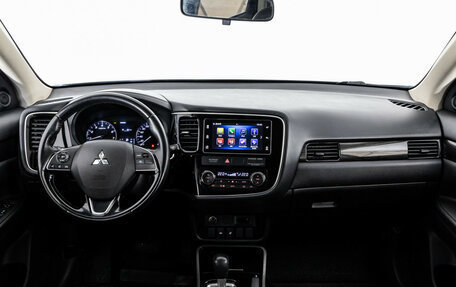 Mitsubishi Outlander III рестайлинг 3, 2018 год, 2 299 000 рублей, 11 фотография