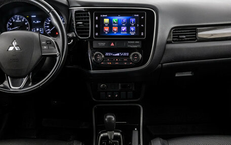 Mitsubishi Outlander III рестайлинг 3, 2018 год, 2 299 000 рублей, 15 фотография