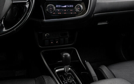 Mitsubishi Outlander III рестайлинг 3, 2018 год, 2 299 000 рублей, 14 фотография