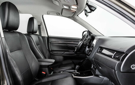 Mitsubishi Outlander III рестайлинг 3, 2018 год, 2 299 000 рублей, 21 фотография