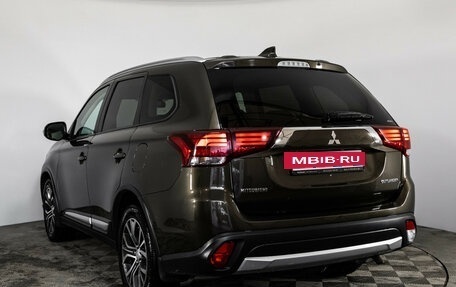Mitsubishi Outlander III рестайлинг 3, 2018 год, 2 299 000 рублей, 8 фотография