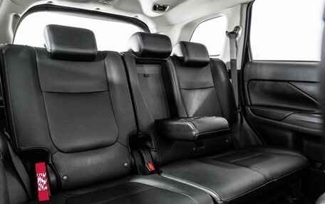 Mitsubishi Outlander III рестайлинг 3, 2018 год, 2 299 000 рублей, 23 фотография