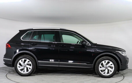 Volkswagen Tiguan II, 2021 год, 3 927 000 рублей, 4 фотография