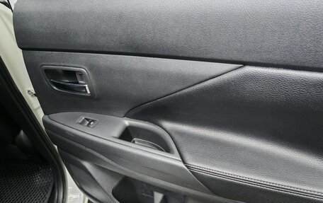Mitsubishi Outlander III рестайлинг 3, 2016 год, 1 650 000 рублей, 10 фотография