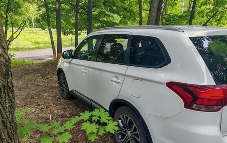 Mitsubishi Outlander III рестайлинг 3, 2016 год, 1 650 000 рублей, 27 фотография