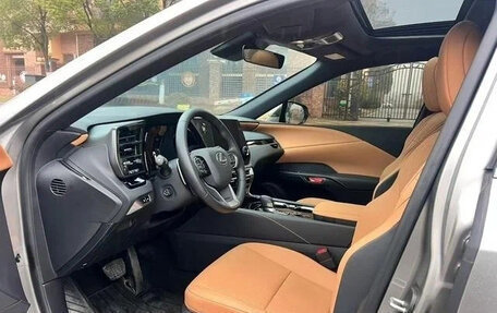 Lexus RX IV рестайлинг, 2024 год, 5 300 000 рублей, 6 фотография