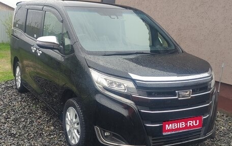 Toyota Noah III, 2017 год, 2 070 000 рублей, 1 фотография