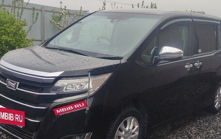 Toyota Noah III, 2017 год, 2 070 000 рублей, 2 фотография
