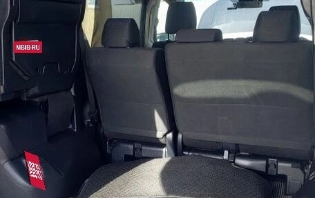 Toyota Noah III, 2017 год, 2 070 000 рублей, 5 фотография