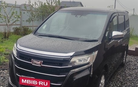 Toyota Noah III, 2017 год, 2 070 000 рублей, 3 фотография