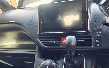 Toyota Noah III, 2017 год, 2 070 000 рублей, 9 фотография