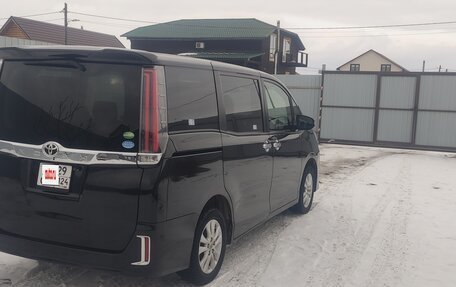 Toyota Noah III, 2017 год, 2 070 000 рублей, 16 фотография