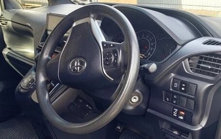 Toyota Noah III, 2017 год, 2 070 000 рублей, 10 фотография