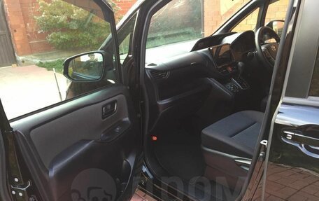 Toyota Noah III, 2017 год, 2 070 000 рублей, 18 фотография