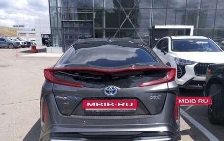Toyota Prius IV XW50, 2017 год, 2 250 000 рублей, 5 фотография