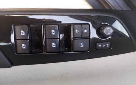 Toyota Prius IV XW50, 2017 год, 2 250 000 рублей, 16 фотография