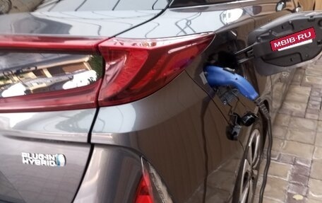 Toyota Prius IV XW50, 2017 год, 2 250 000 рублей, 8 фотография