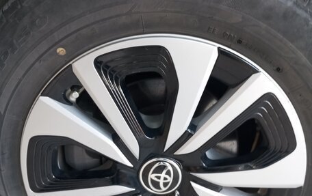 Toyota Prius IV XW50, 2017 год, 2 250 000 рублей, 17 фотография