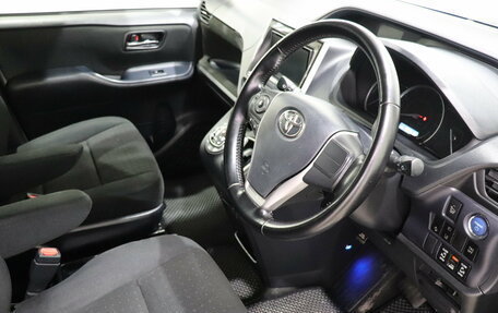 Toyota Voxy III, 2016 год, 1 830 000 рублей, 17 фотография