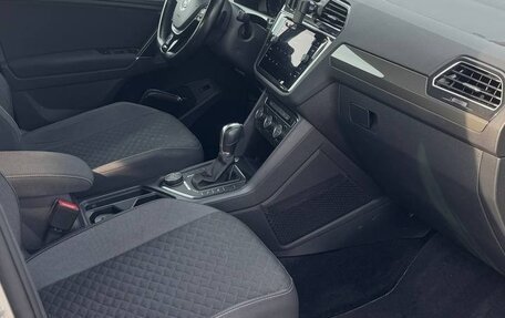 Volkswagen Tiguan II, 2018 год, 2 300 000 рублей, 5 фотография