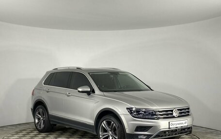 Volkswagen Tiguan II, 2018 год, 2 399 000 рублей, 2 фотография