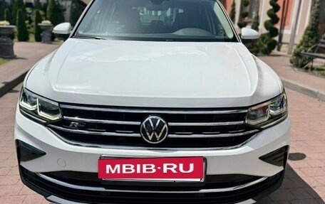 Volkswagen Tiguan II, 2021 год, 3 125 000 рублей, 2 фотография