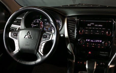 Mitsubishi Pajero Sport III рестайлинг, 2019 год, 3 280 000 рублей, 10 фотография