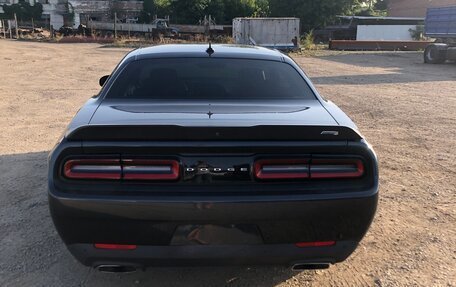 Dodge Challenger III рестайлинг 2, 2017 год, 5 500 000 рублей, 2 фотография