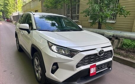 Toyota RAV4, 2020 год, 3 100 000 рублей, 2 фотография