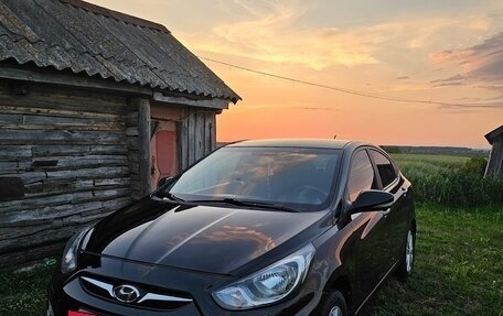 Hyundai Solaris II рестайлинг, 2011 год, 800 000 рублей, 3 фотография