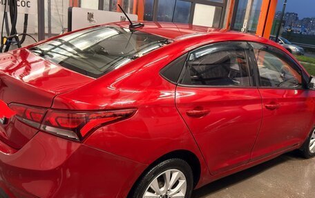 Hyundai Solaris II рестайлинг, 2017 год, 1 000 000 рублей, 3 фотография