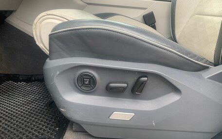 Volkswagen Touareg III, 2019 год, 4 249 999 рублей, 6 фотография