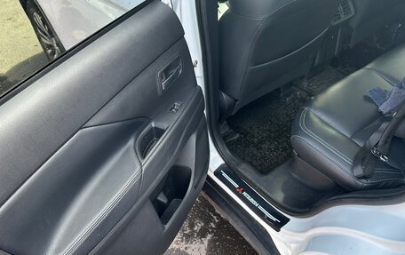 Mitsubishi Outlander III рестайлинг 3, 2019 год, 2 650 000 рублей, 5 фотография