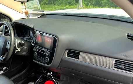 Mitsubishi Outlander III рестайлинг 3, 2019 год, 2 650 000 рублей, 8 фотография