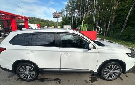 Mitsubishi Outlander III рестайлинг 3, 2019 год, 2 650 000 рублей, 10 фотография